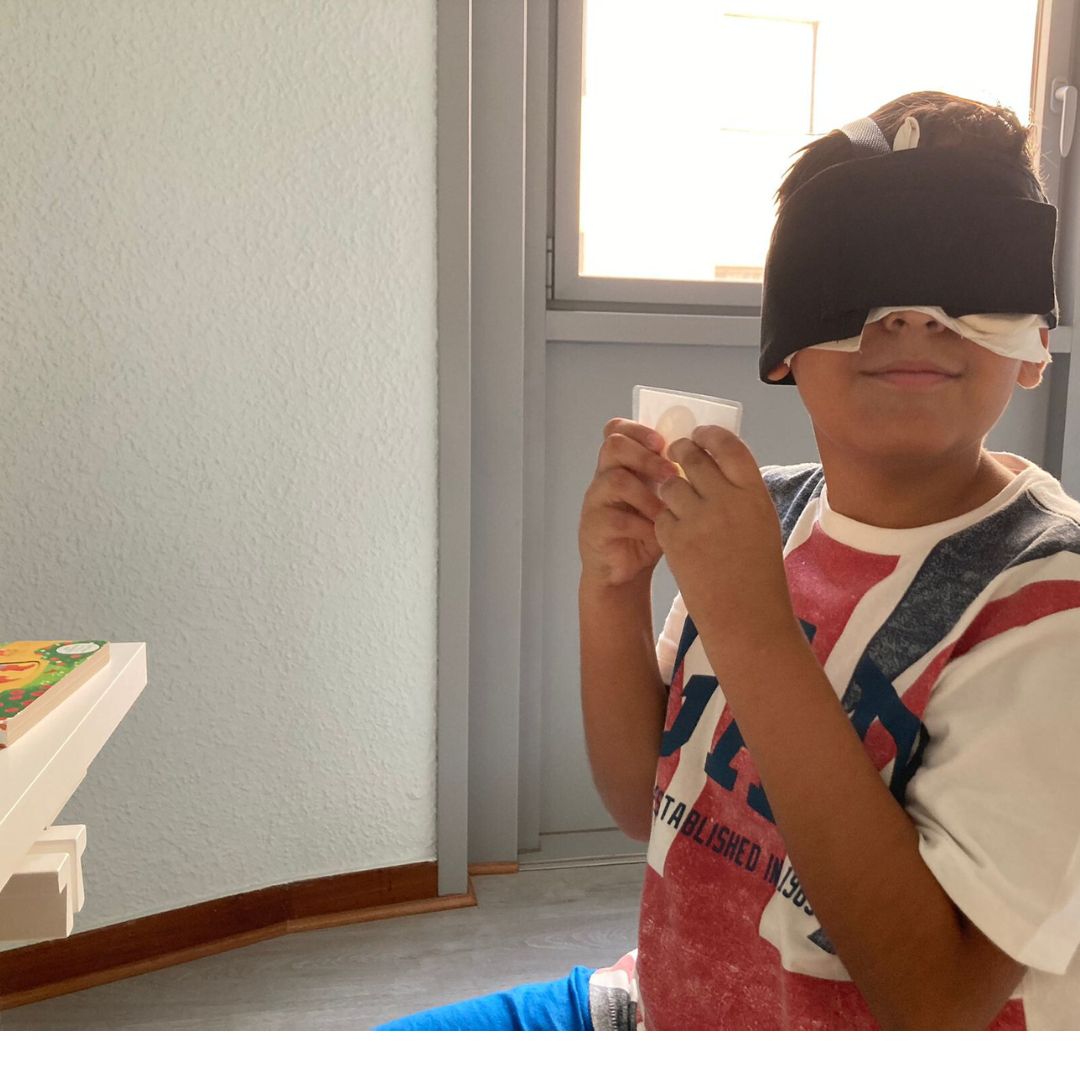 Niño entrenando la visión extraocular con antifaz en una formación del Método VEO