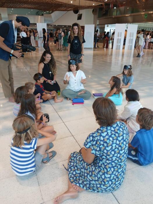 Luz Churruca acompañando a un grupo de niños en una sesión del Método VEO